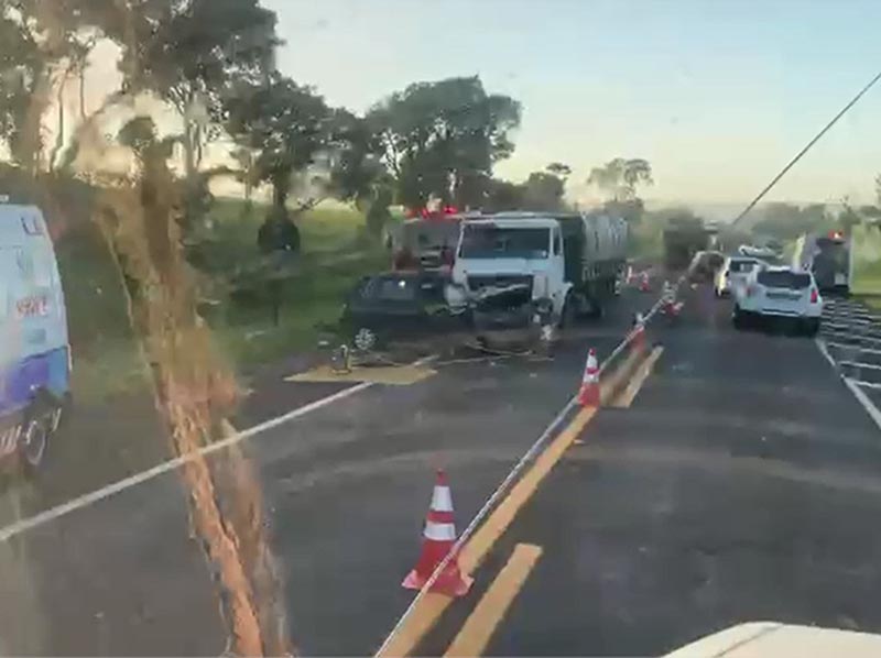 Motorista de 60 anos morre em acidente envolvendo dois carros e caminhão entre Paraguaçu e Assis