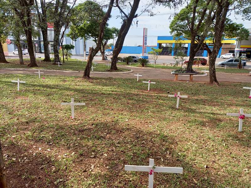 Praça da Bíblia ganha 130 cruzes em solidariedade às vítimas da Covid-19 em Paraguaçu Paulista