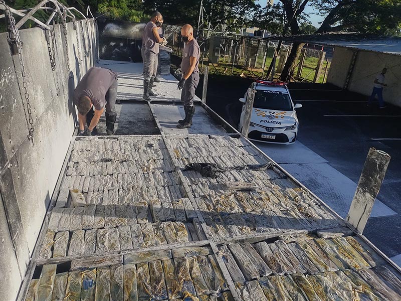 Dupla é presa após polícia apreender carreta com 2,6 toneladas de maconha em Marília