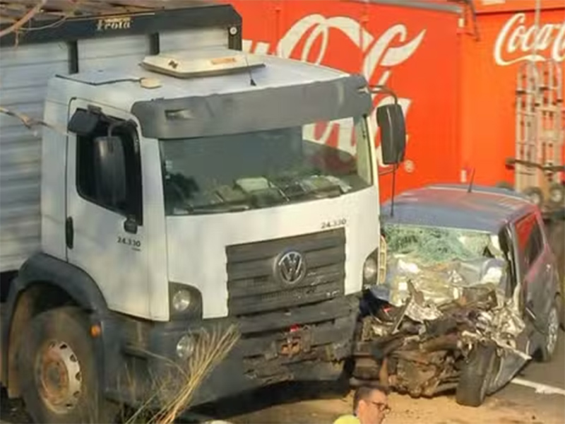 Acidente entre carro e carreta interdita rodovia em Marília