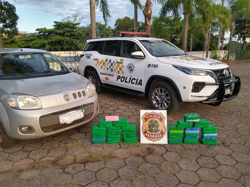 Motorista é preso após ser flagrado com tijolos de crack escondidos em fundo falso de carro em Assis