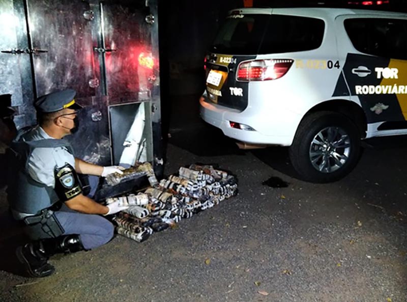 Polícia Rodoviária apreende maconha em freezer escondido em fundo falso de caminhão em Palmital