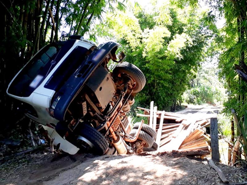 Caminhão carregado de cascalho cai ao atravessar em ponte de madeira em distrito de Marília