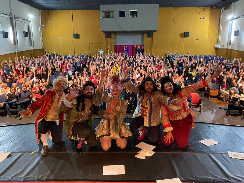 Cia. Bambolina lota teatro municipal na estreia da peça 'O Vestido da Rainha'