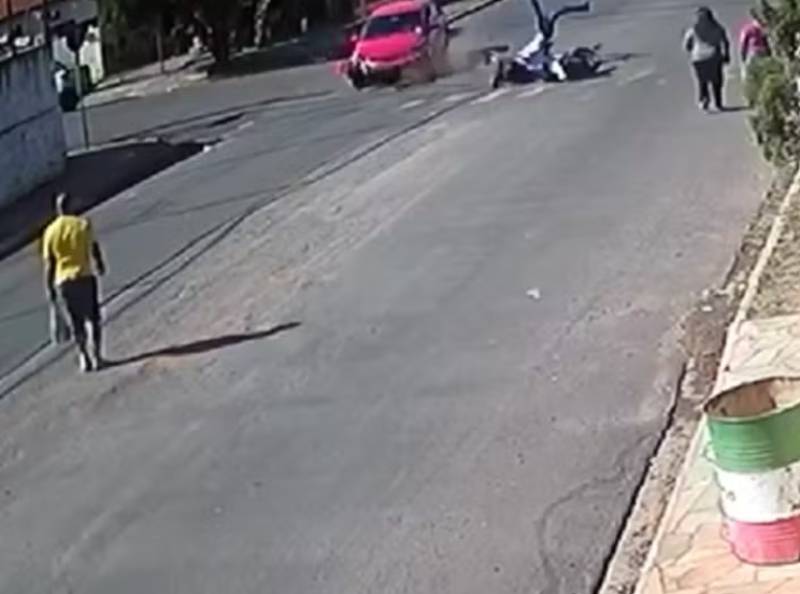 Câmera flagra batida entre carro e moto em cruzamento de vias em Lupércio