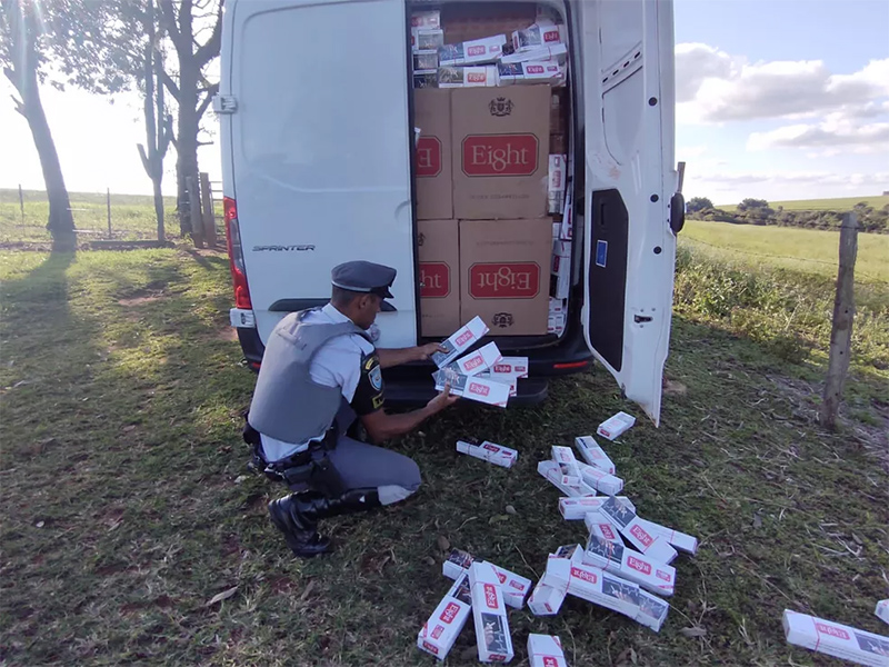 Pacotes de cigarros contrabandeados são apreendidos dentro de van em rodovia de Assis