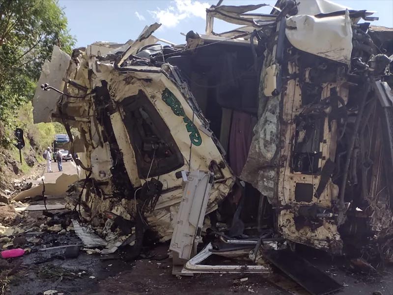 Homem morre após perder controle e tombar caminhão na Rodovia Engenheiro Paulo Nilo Romano em Jaú