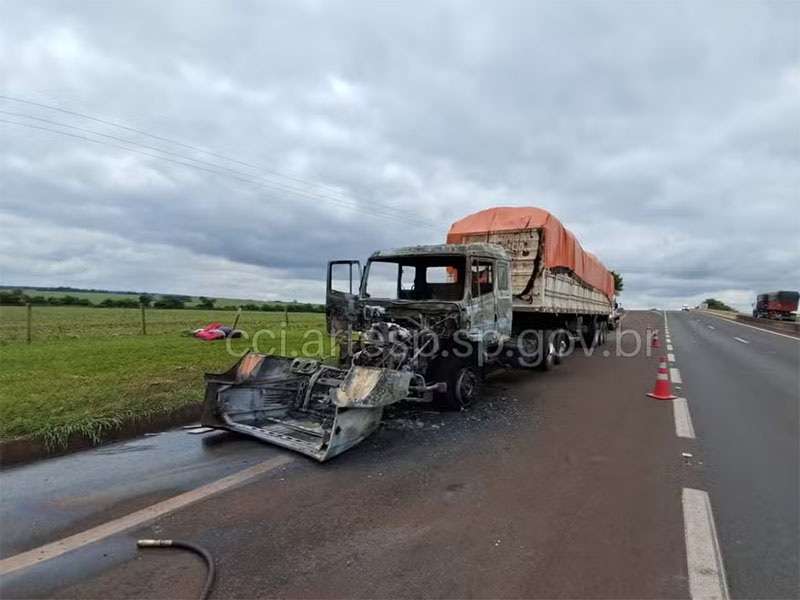 Caminhão pega fogo na Rodovia Raposo Tavares em Salto Grande