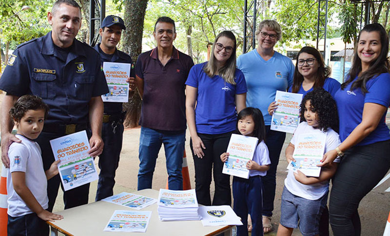 Guarda Municipal entrega cartilha Guardiões do Trânsito