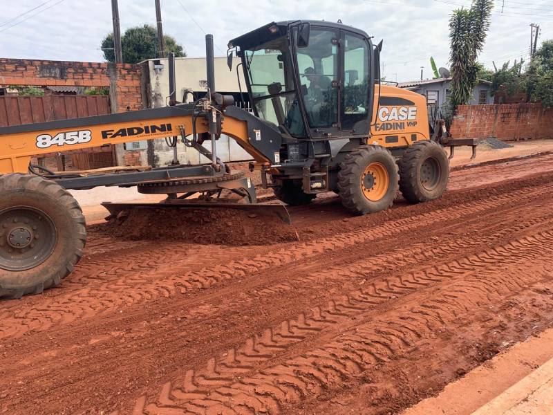 Após obras de drenagem, Prefeitura inicia pavimentação na Rua Alegre