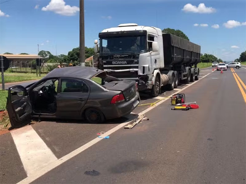 Motorista de carro atingido por carreta em rodovia de Martinópolis morre no Hospital Regional