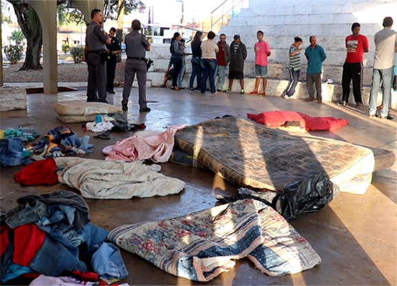 Moradores de rua são retirados da Concha Acústica