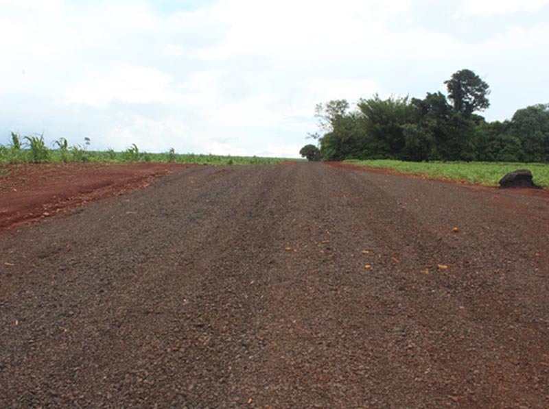 Prefeitura realiza empedramento em Estrada Rural localizada no alto São Matheus