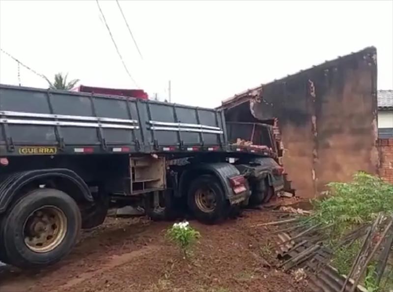 Carreta invade imóvel durante perseguição policial em Marília