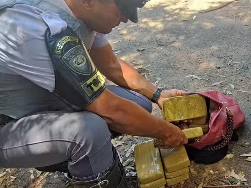 Passageira de ônibus é flagrada com tabletes de pasta base cocaína em rodovia de Bauru