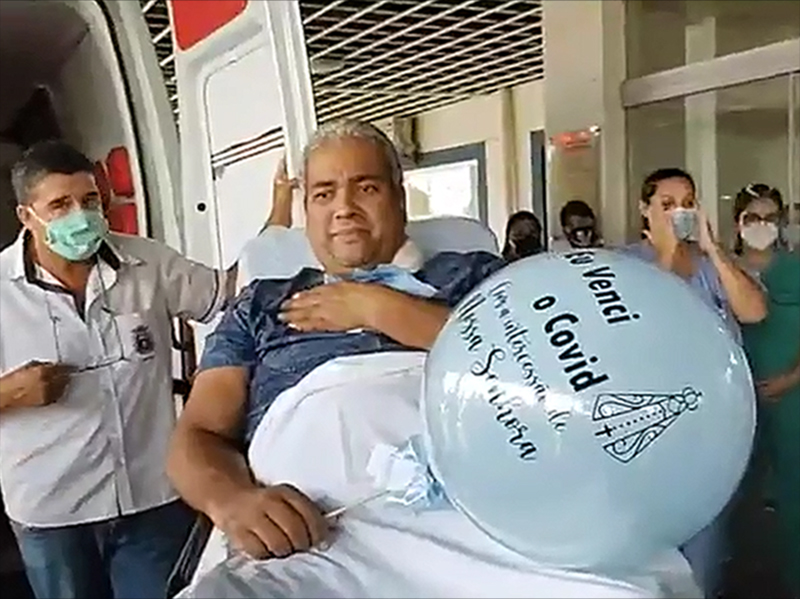 Após 45 dias internado por Covid-19, paraguaçuense é recebido com festa ao ter alta do hospital