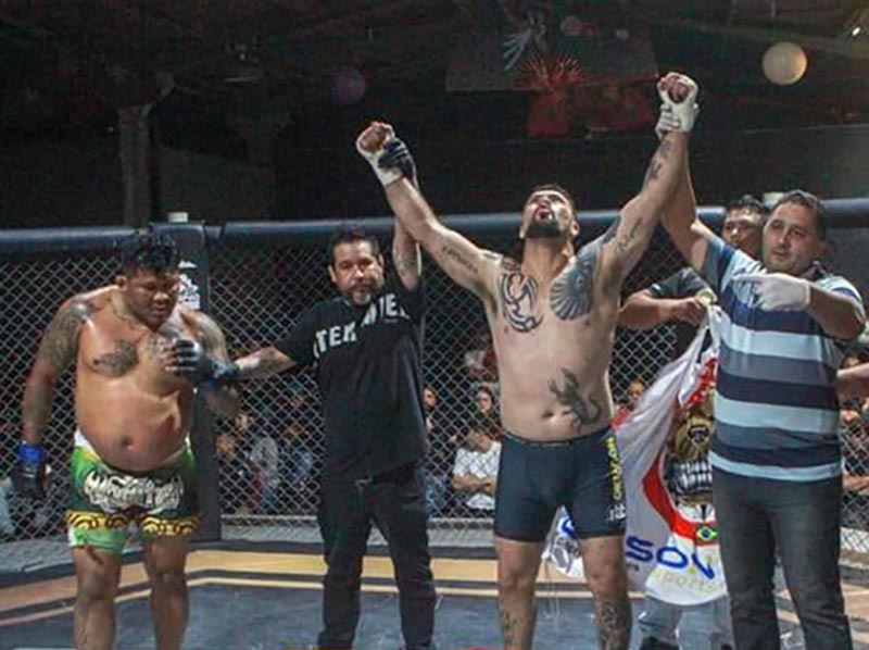 Em disputa emocionante de MMA, Cowboy derruba oponente em Curitiba