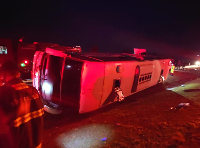 Acidente com ônibus deixa um estudante morto e dezenas de feridos em Regente Feijó