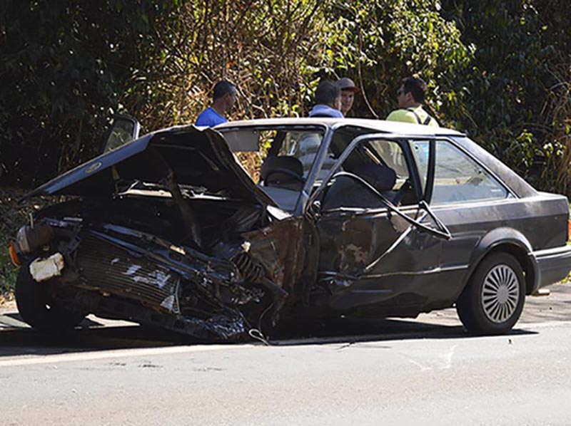 Carro invade pista contrária e bate contra caminhão em Paraguaçu Paulista