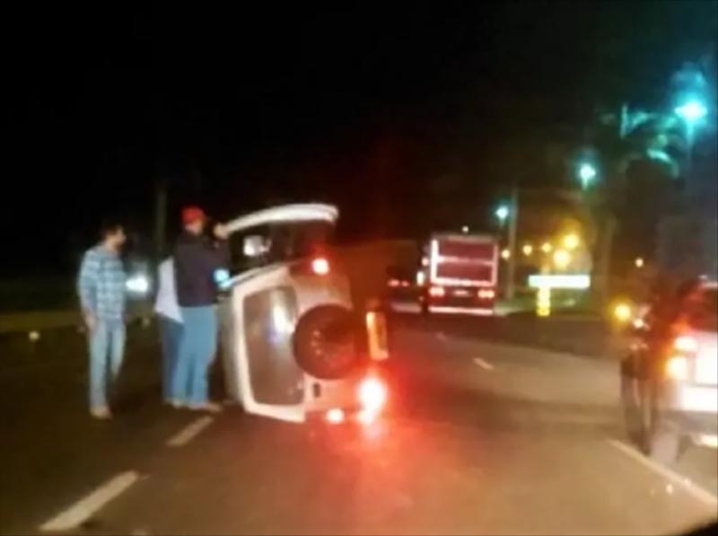 Bebê morre após ser lançado para fora de carro que capotou ao atingir moto em Chavantes