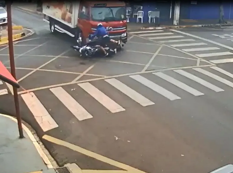 Motociclista é arremessado após colidir com caminhão no centro de Santa Cruz do Rio Pardo