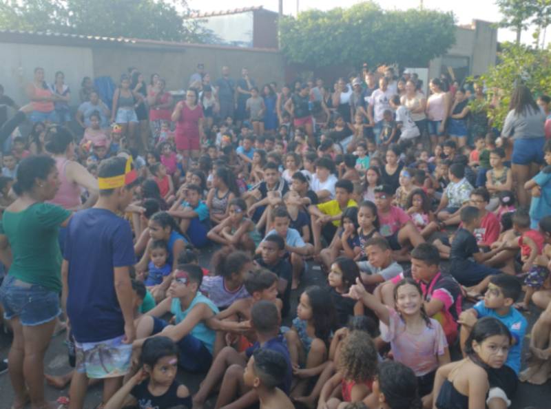 Cerca de 500 pessoas participaram da Festa das Crianças na Praça Paschoal Matheus, na Barra Funda