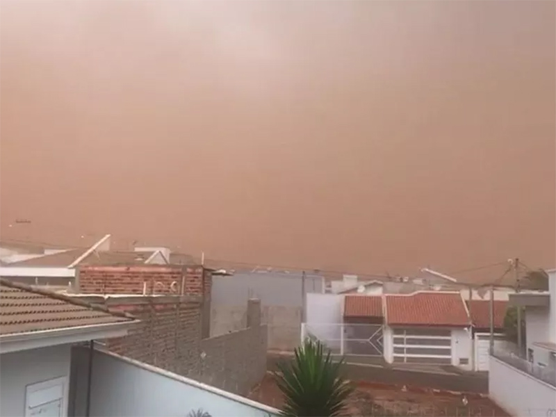 Moradores registram chuva de granizo e nuvem de poeira no interior de SP