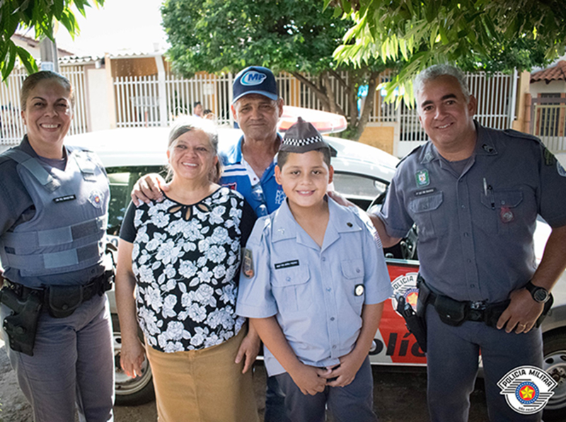 Polícia Militar de Quatá entrega farda a garoto que sonha em ser policial