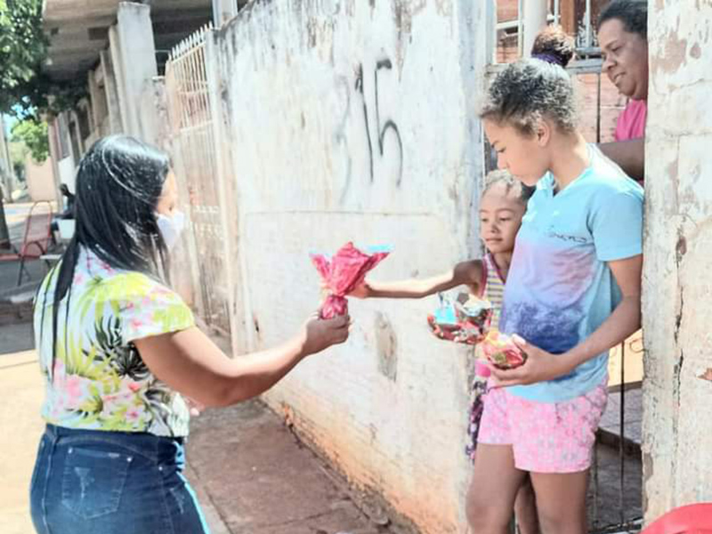 Pastora entrega mais de 250 Ovos de Páscoa para crianças na Barra Funda