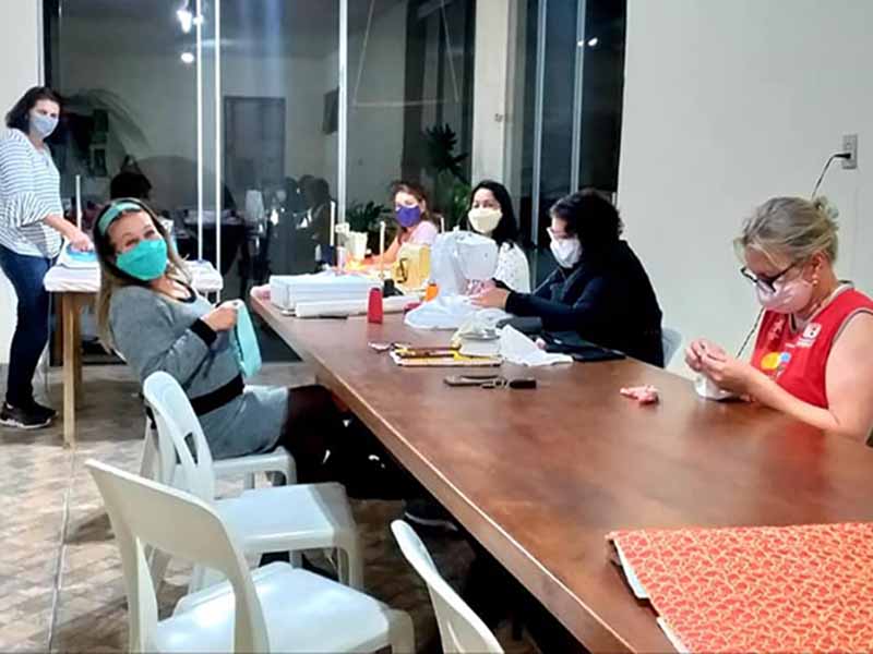 Amigas fazem máscaras para doar e ajudar na proteção contra o Coronavírus