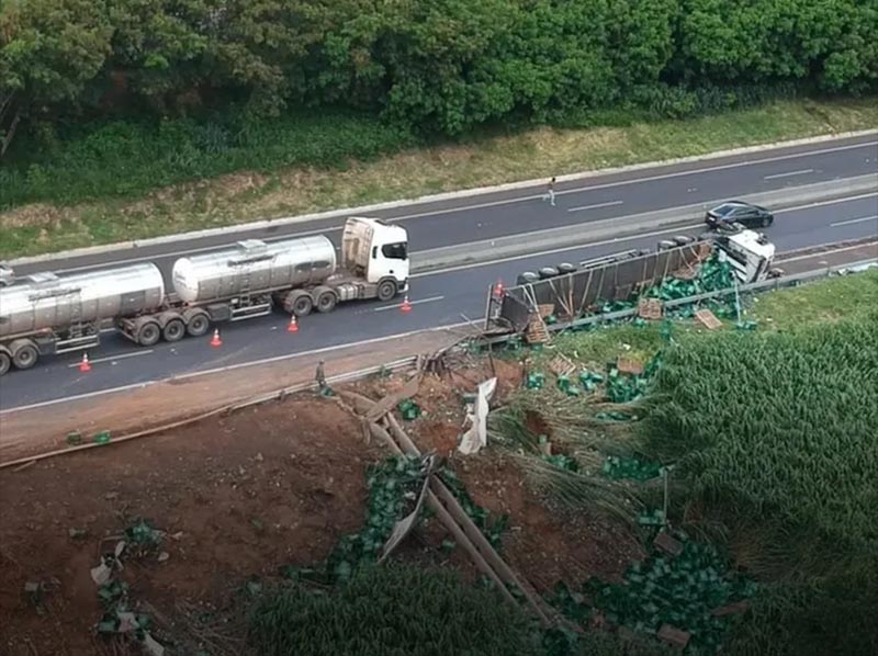 Caminhão tomba e espalha carga de cerveja no acostamento da SP-294 em Marília