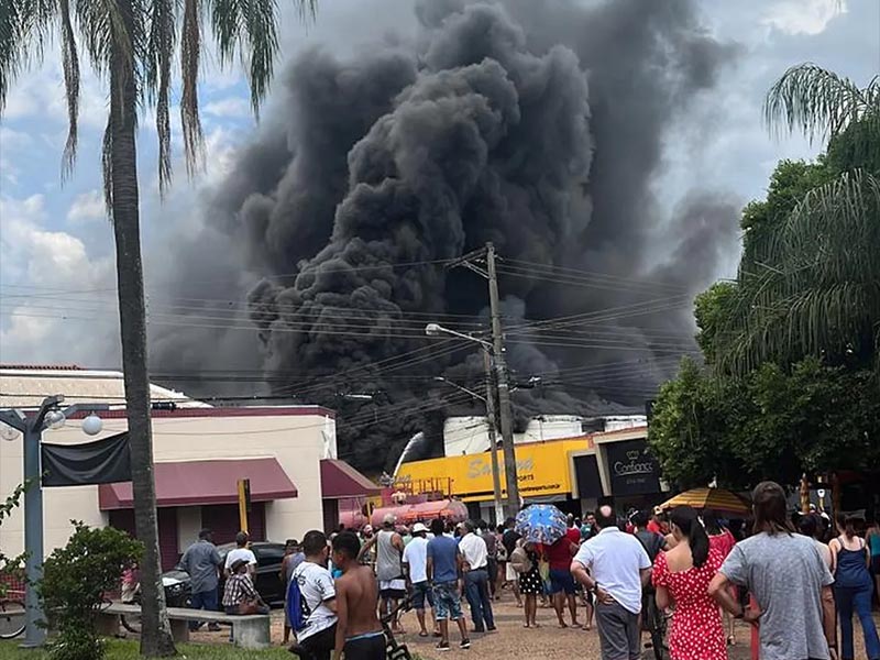 Incêndio atinge parte superior de loja de calçados em Rancharia