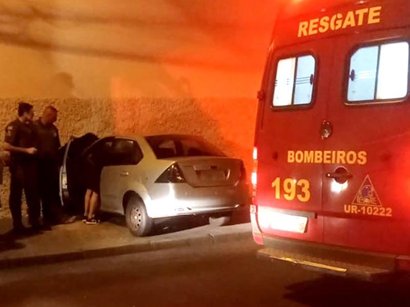 Carro descontrolado bate em muro e invade quarto de casa em Jaú