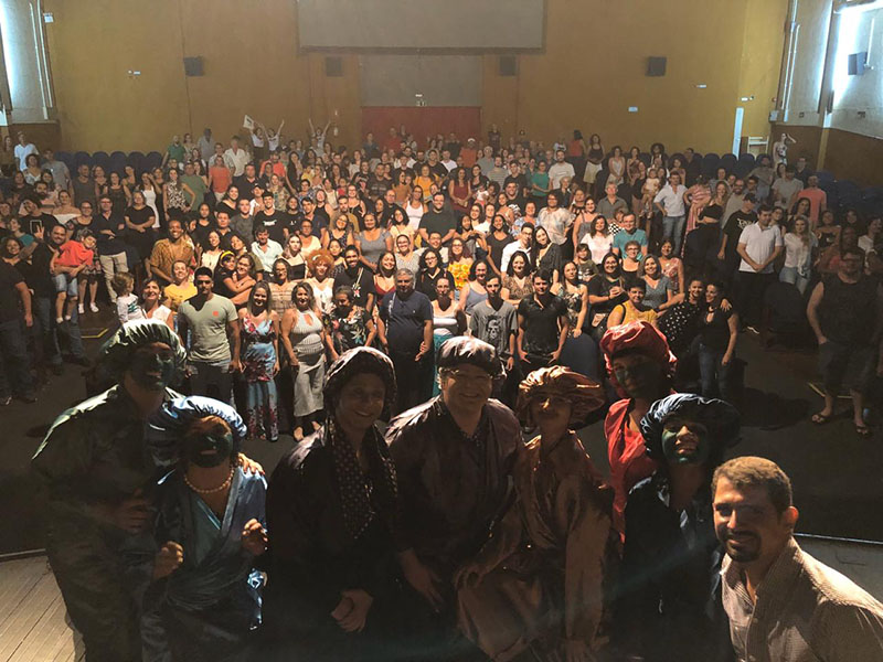 Público aplaude de pé apresentação da Cia Bambolina no Cine Teatro