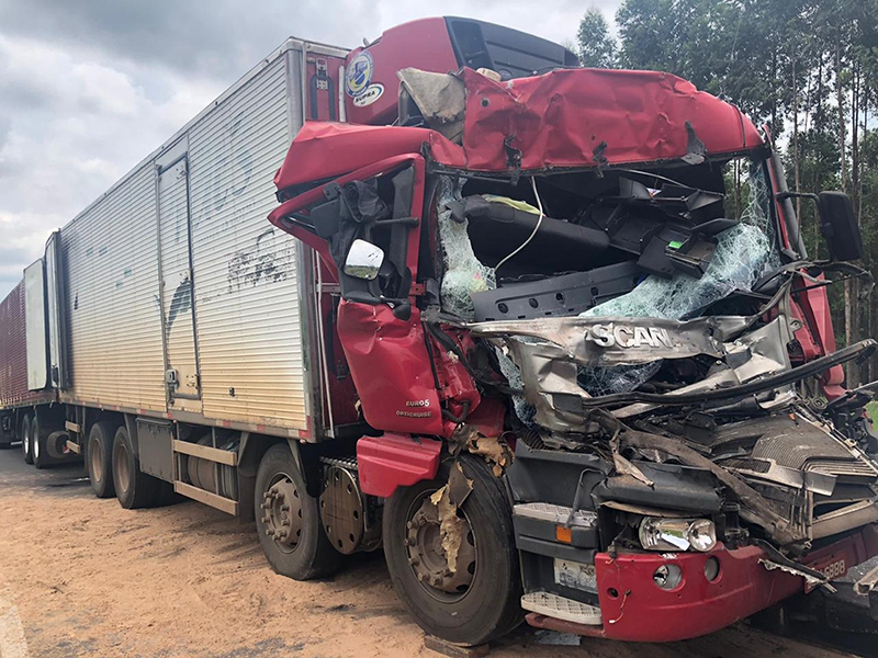 Motorista fica ferido em acidente entre dois caminhões na SP-294 na região de Marília