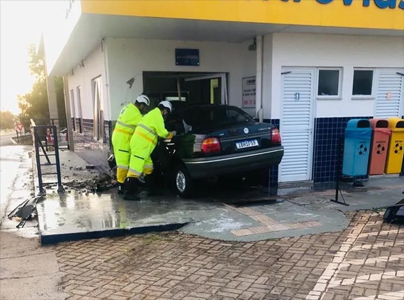 Motorista morre após bater carro contra base de concessionária em rodovia de Marília