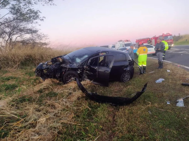 Motorista fica gravemente ferida após acidente entre carro e caminhão, em Martinópolis