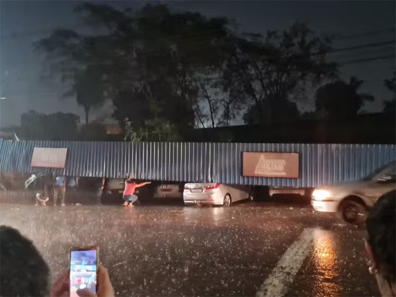 Estrutura de supermercado desaba sobre 26 veículos estacionados durante forte chuva