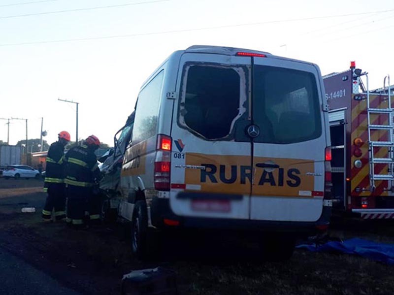 Homem de 29 anos morre em acidente entre van e carreta em Paraguaçu