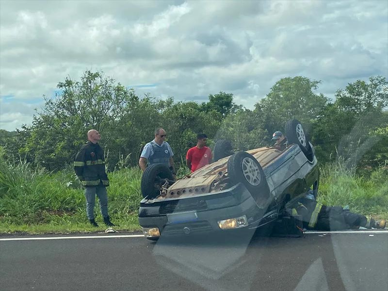 Carro capota e deixa condutor ferido na Rodovia Assis Chateaubriand, em Martinópolis