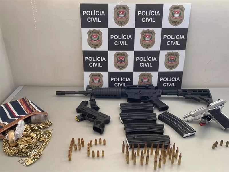 Polícia Civil apreende armas e peças de ouro após denúncia de disparo de fuzil em Quintana