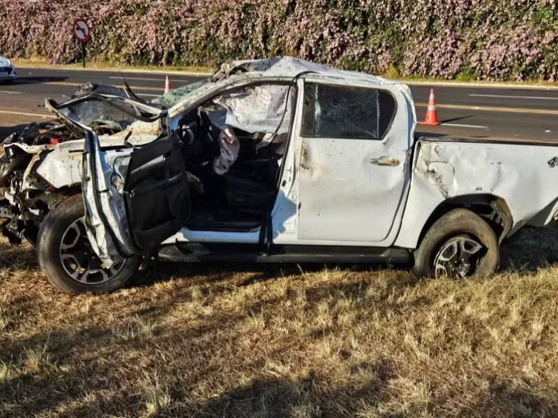 Carro e caminhonete ficam destruídos após acidente em Pompeia