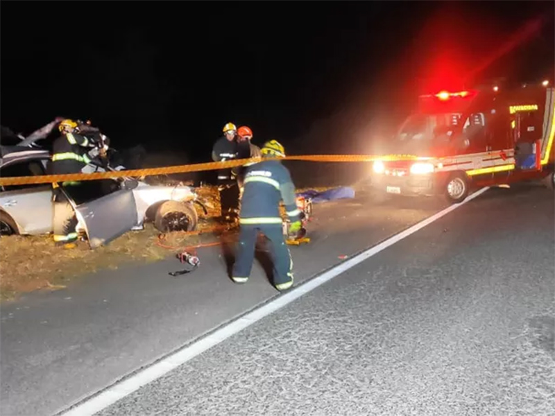 Rapaz de 24 anos morre após batida frontal entre carro e caminhão em estrada de Rancharia