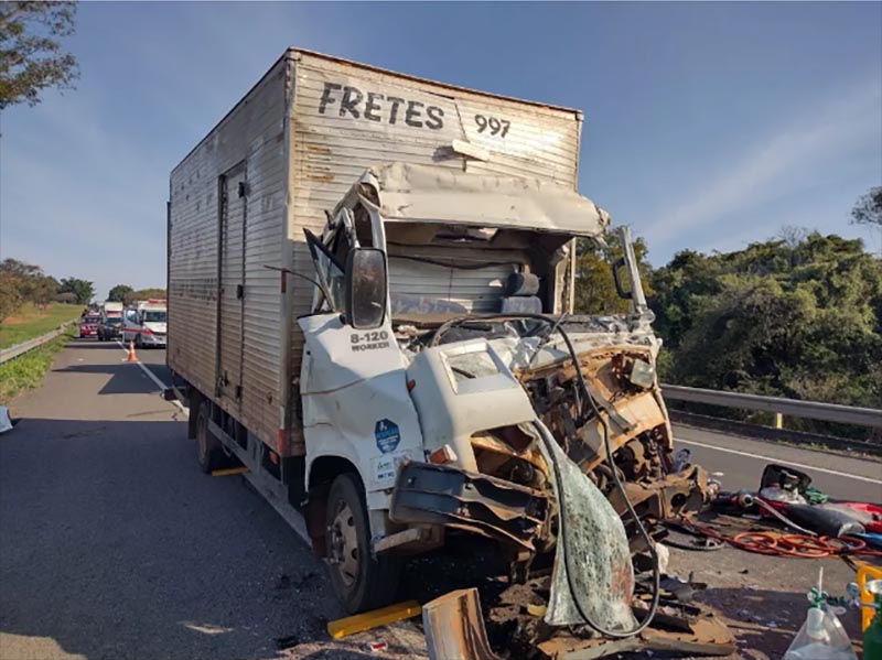 Caminhoneiro morre em acidente com carreta bitrem na BR-153 em Marília