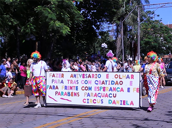 Escolas, entidades e clubes de serviço comemoram os 94 anos de Paraguaçu com desfile