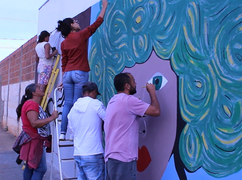 Moradores do Lina Leuzzi desenvolvem projeto para deixar o bairro mais colorido