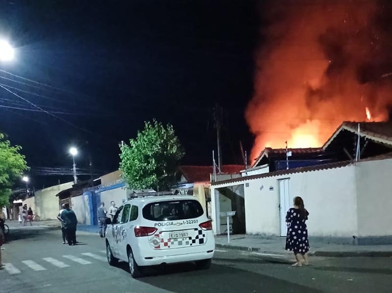 Casa é consumida pelo fogo na Vila Marim em Paraguaçu Paulista