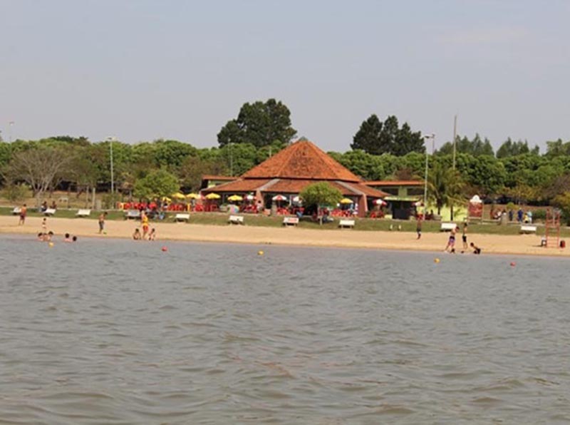 Grande Lago de Paraguaçu é opção para se refrescar durante o verão