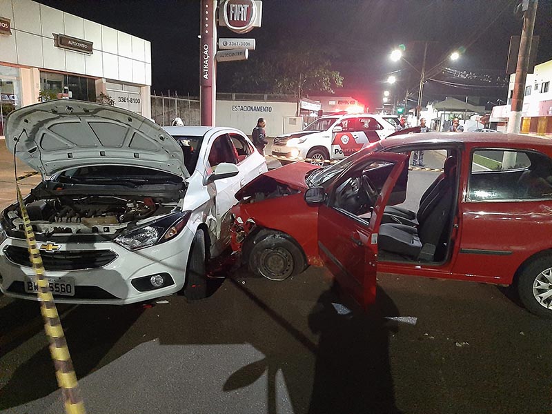 Motorista visivelmente embriagado perde o controle e bate em veículos na Av. Siqueira Campos