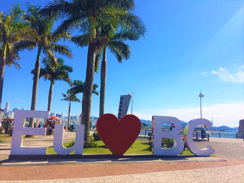 Não sabe onde passar as férias de janeiro? Que tal Balneário Camboriú?  Fale com o Joelson Excursão